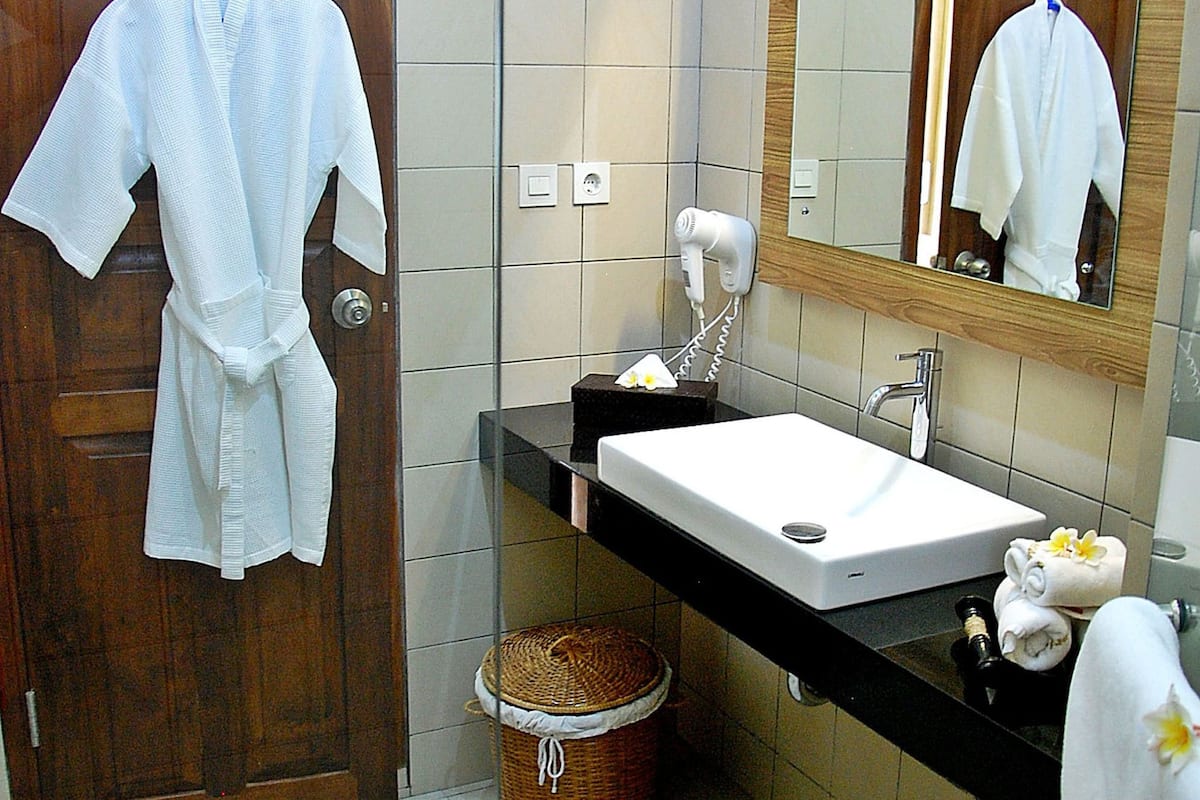 shower, rainfall showerhead, free toiletries, hair dryer