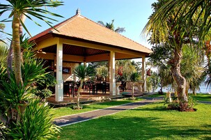 Se sirven desayunos, almuerzos y cenas; con vista a la playa
