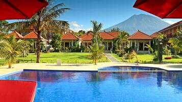 Piscina externa, guarda-sóis, espreguiçadeiras