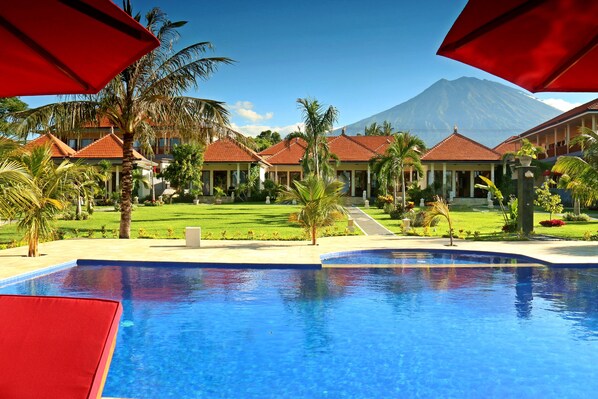 Outdoor pool, pool umbrellas, sun loungers - Bali Dive Resort and Spa (Tulamben)