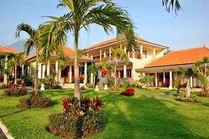 المنطقة المحيطة بالمنشأة