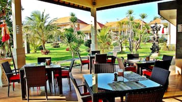 Se sirven desayunos, comidas y cenas con vista a la playa