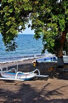 En la playa, arena negra, toallas de playa, buceo