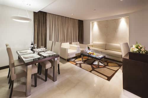 Deluxe Suite | Living room | Plasma TV