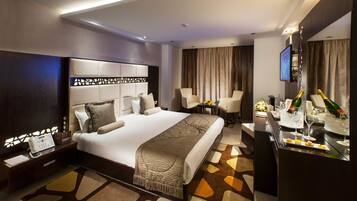 Ropa de cama de alta calidad, colchones con efecto memoria y minibar