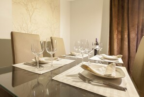 Deluxe-Suite | Badezimmer | Kostenlose Toilettenartikel, Haartrockner, Bademäntel, Hausschuhe