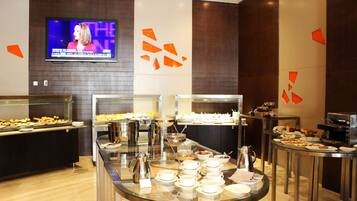 3 restaurantes; se sirve desayuno, almuerzo y cena; cocina internacional