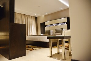 Hochwertige Bettwaren, Betten mit Memory-Foam-Matratzen, Minibar