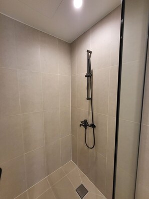 Douche, articles de toilette gratuits, sèche-cheveux, peignoirs