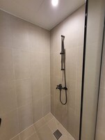 Ducha, artículos de tocador gratuitos, secador de pelo, batas