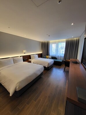Deluxe Twin Room (Extra person fee applies for 3rd guest) | 办公桌、隔音、熨斗/熨板、免费 WiFi
