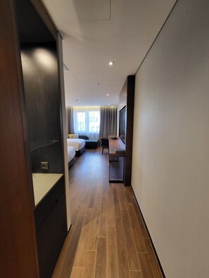 Deluxe Twin Room (Extra person fee applies for 3rd guest) | Skrivebord, lydisolert, strykejern/-brett og wi-fi (inkludert)