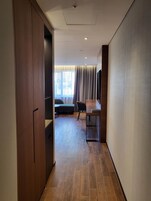 Escritorio, sistema de insonorización y tabla de planchar con plancha 