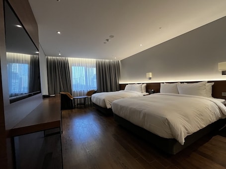 Escritorio, sistema de insonorización y tabla de planchar con plancha