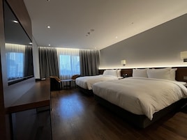 Escritorio, sistema de insonorización y tabla de planchar con plancha 