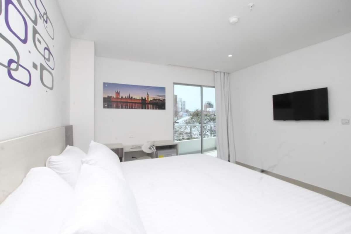 Chambre Simple Supérieure | Literie de qualité supérieure, couette en duvet d'oie, surmatelas