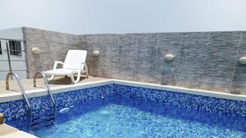 Piscine extérieure, chaises longues