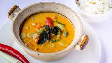 Se sirven desayunos y cocina local e internacional, junto a la piscina