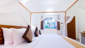 Minibar, decoración personalizada, muebles diferentes y escritorio