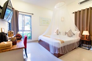 Minibar, individually decorated, individually furnished, desk