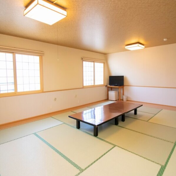 Chambre traditionnelle, fumeur (Deluxe 36sqm) | Espace de travail pour ordinateurs portables, accès au Wi-Fi (inclus)