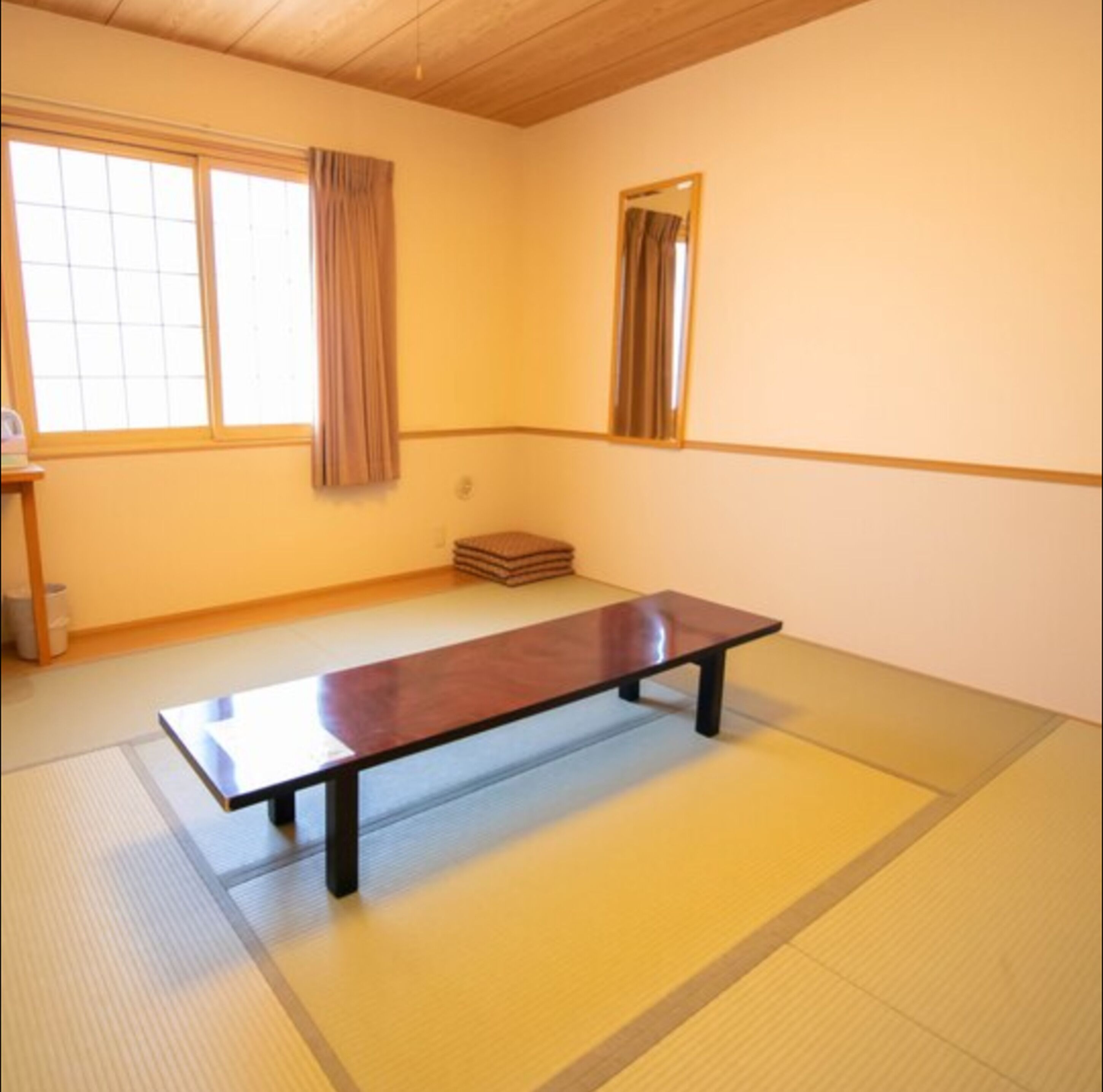 Japanese room, Smoking | Laptop workspace, free WiFi