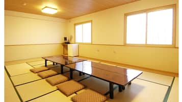 Habitación tradicional, para fumadores (Deluxe 29sqm) | Espacio para trabajar con laptop y wifi gratis