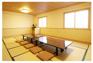 Espacio para trabajar con laptop y wifi gratis 