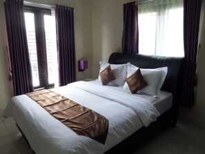 Desk, rollaway beds, free WiFi - Griya Nendra Hotel (Ngaglik)