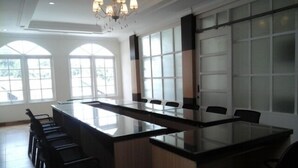 A spacious kitchen with a large island, modern appliances, and large windows. - Griya Nendra Hotel (Ngaglik)