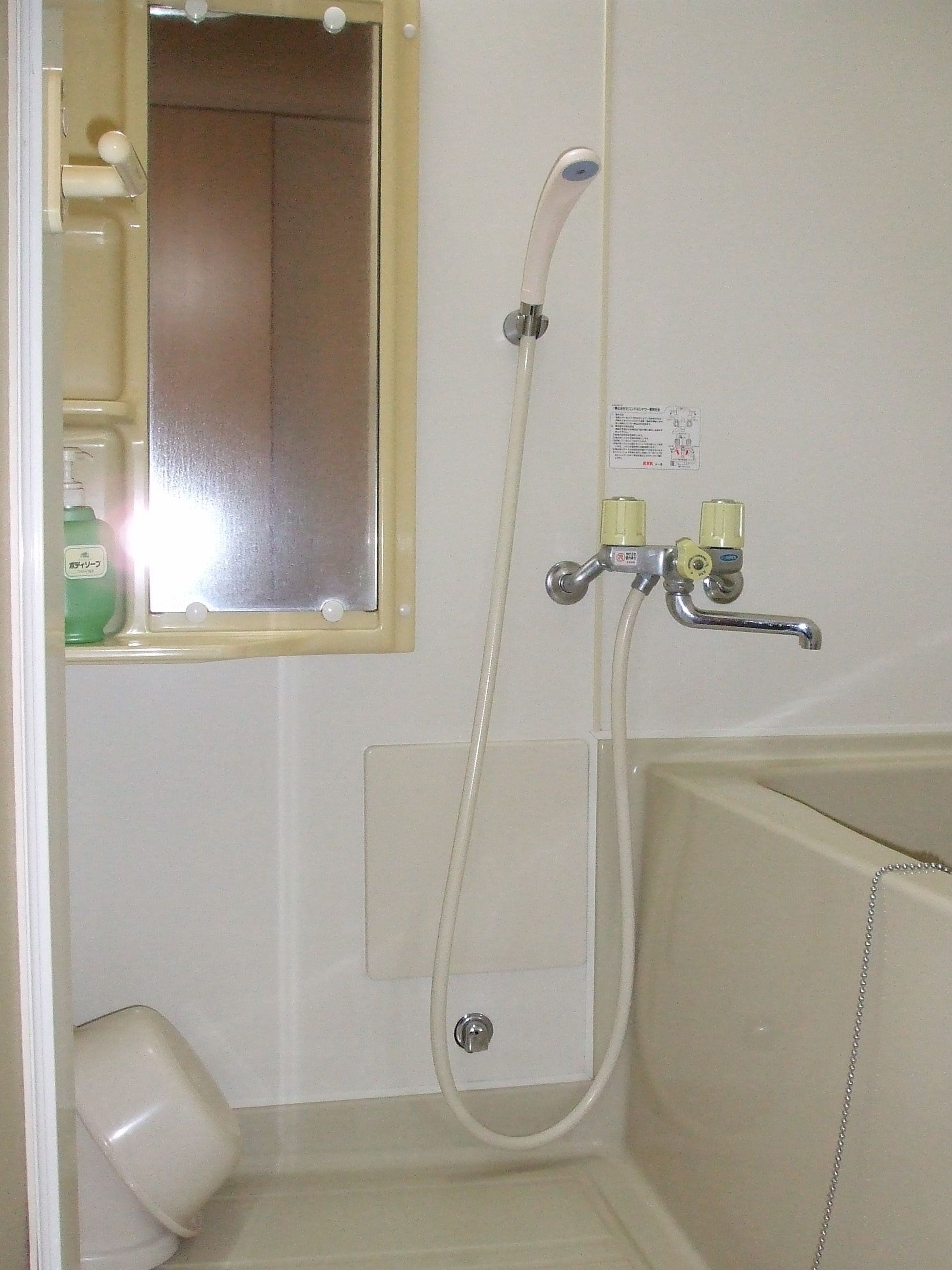 Un baño con bañera, ducha y retrete.