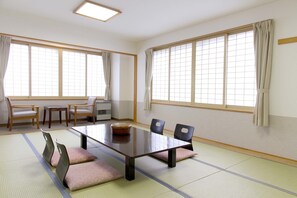 Habitación tradicional, baño privado (12 Tatami size) | Caja de seguridad en la habitación y wifi gratis 