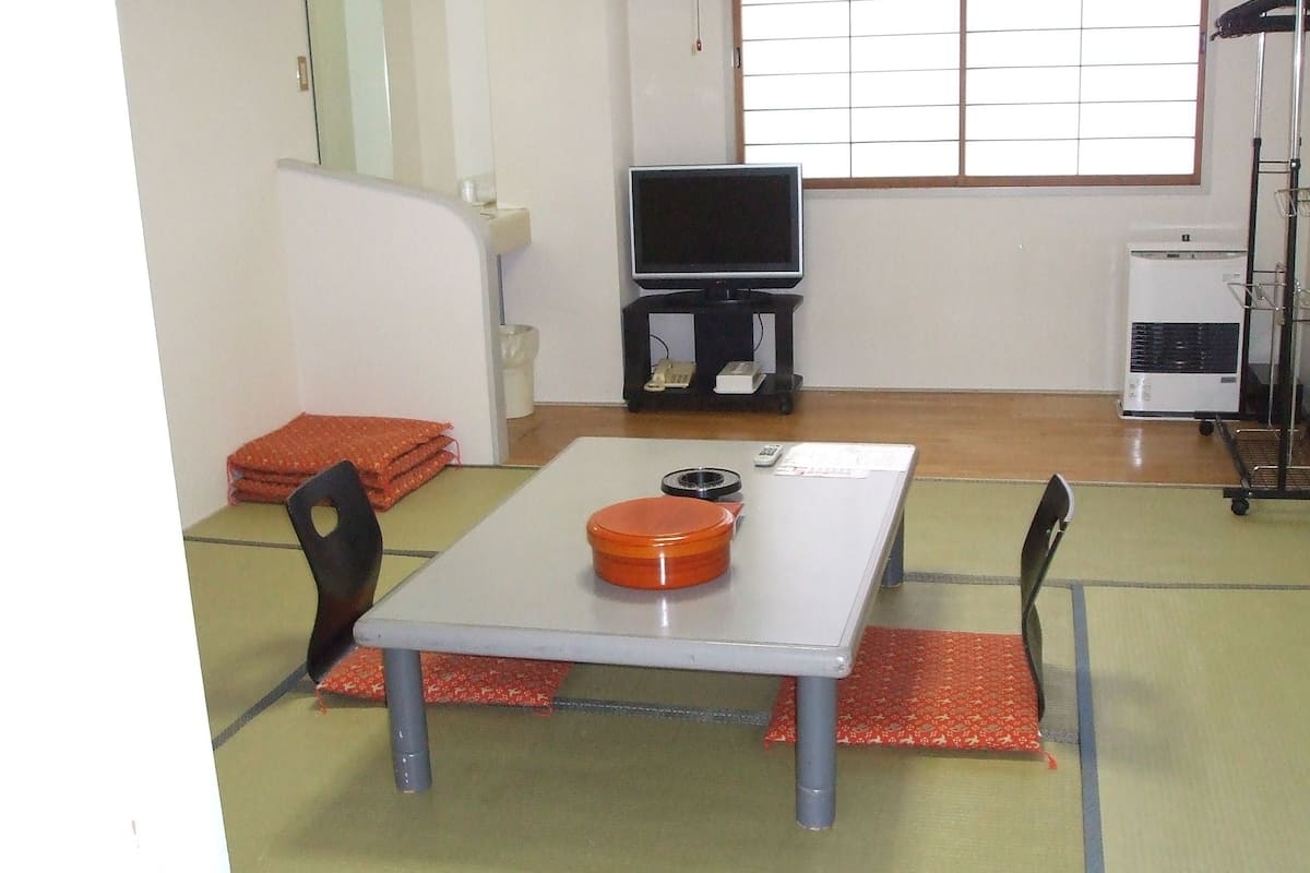 Habitación tradicional, baño compartido | Caja de seguridad en la habitación y wifi gratis