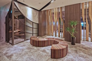 Coin salon dans le hall