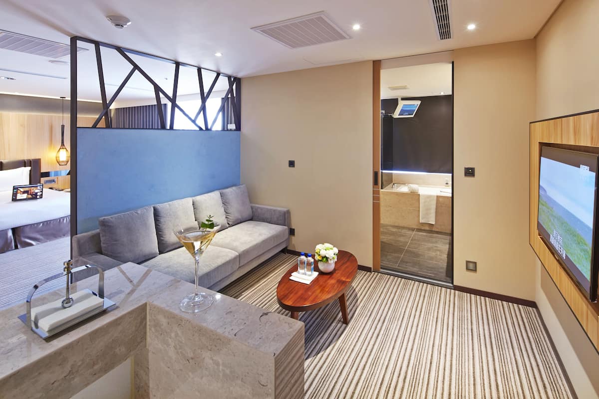 business double room, 1 king bed | 1 bedroom, premium bedding, down duvets, in-room safe