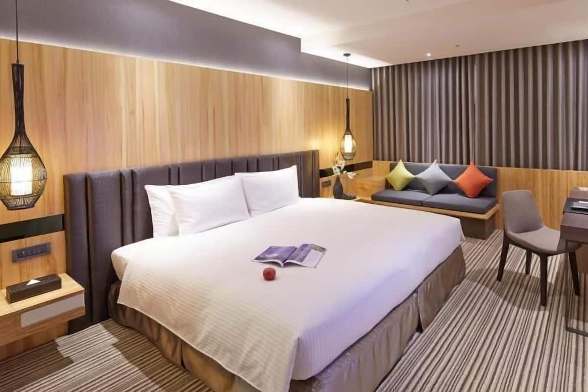 1 bedroom, premium bedding, down comforters, in-room safe