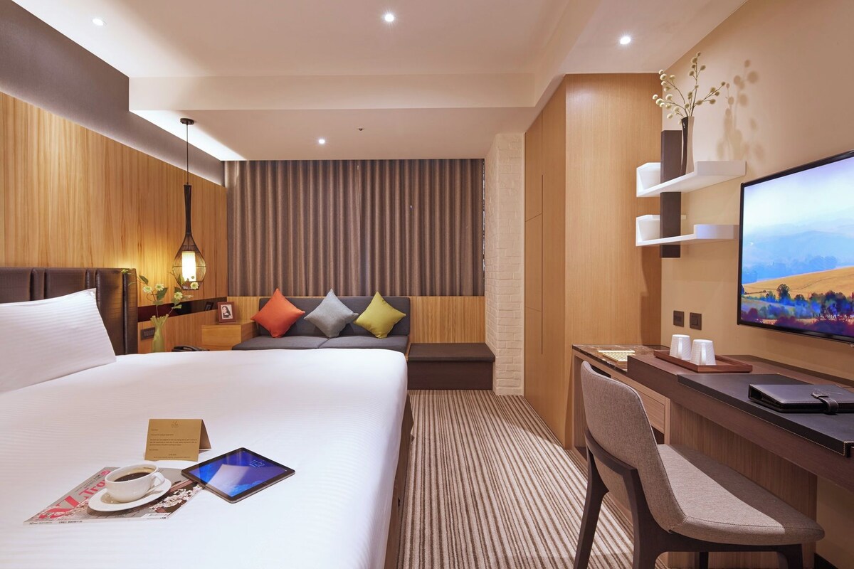 1 bedroom, premium bedding, down comforters, in-room safe