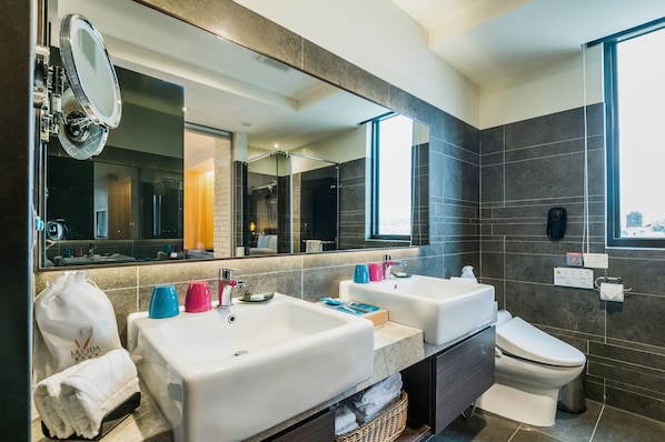 A modern bathroom with two sinks, a toilet, and a large mirror. - La Vida Hotel (Taichung)