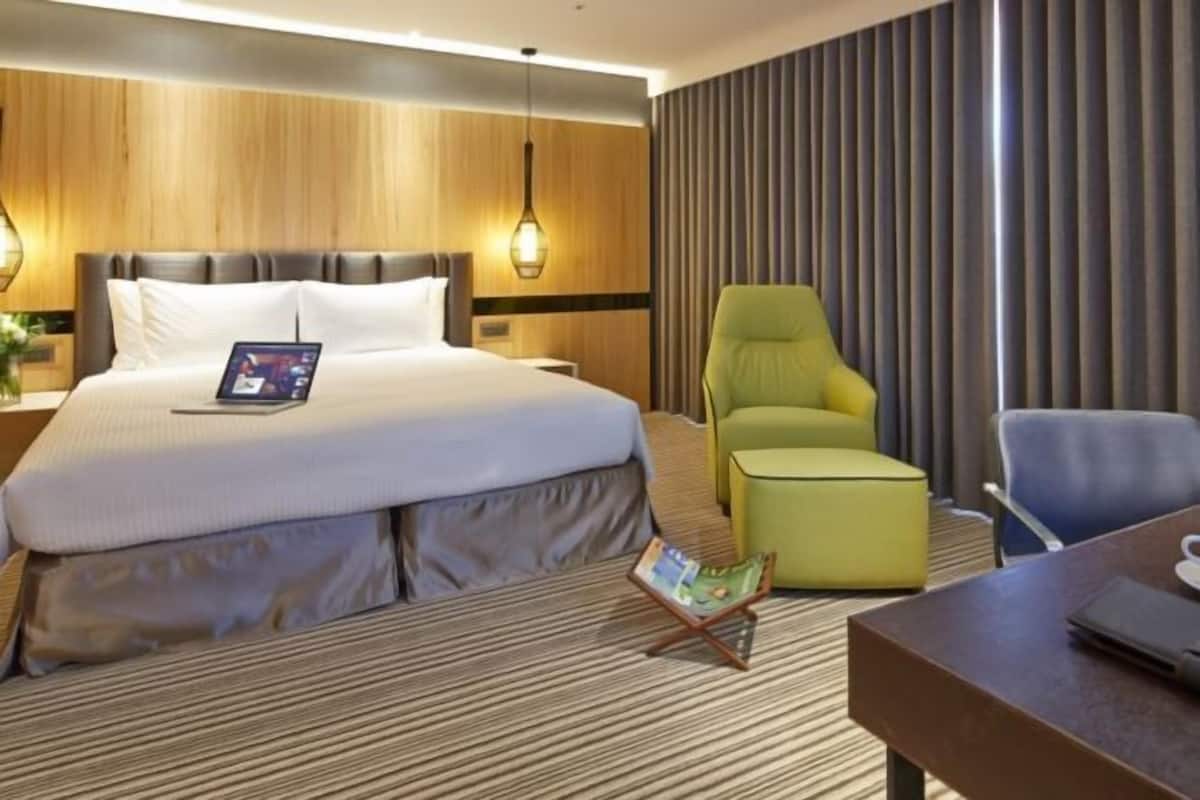 1 bedroom, premium bedding, down comforters, in-room safe
