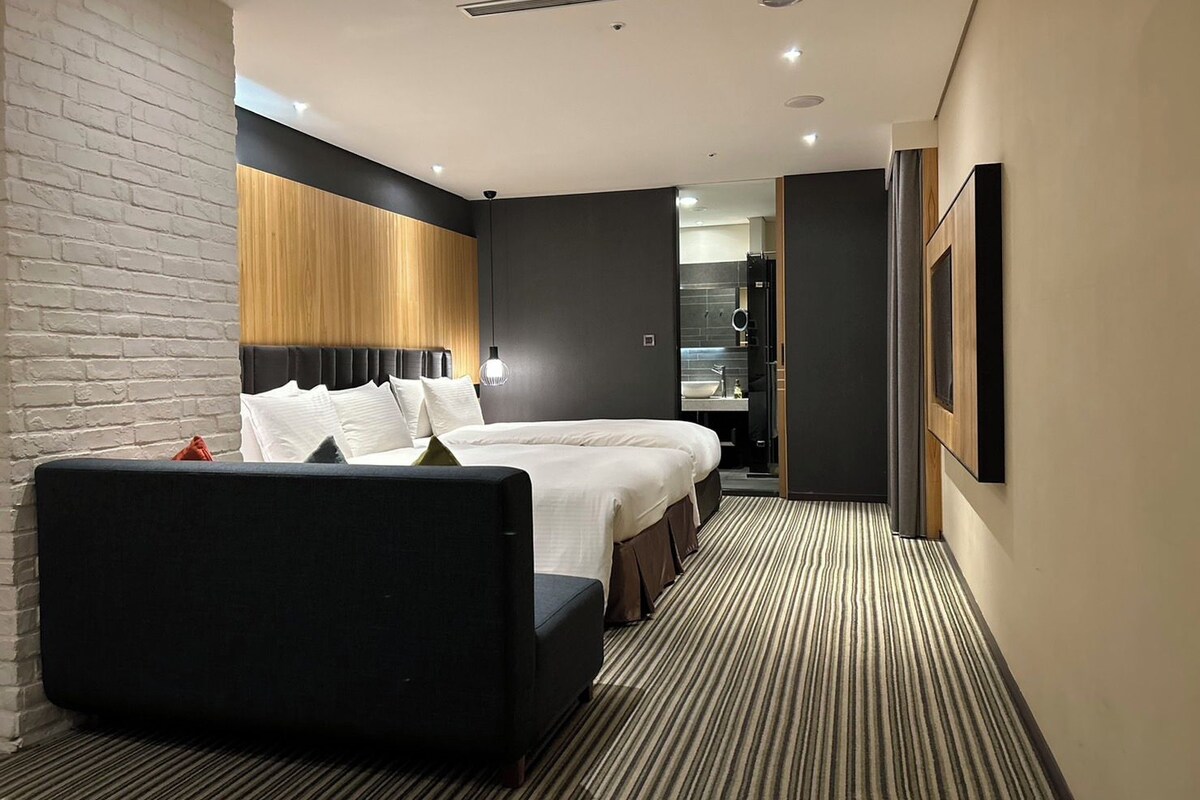 1 bedroom, premium bedding, down comforters, in-room safe