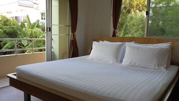 Kamar Double Basic | Meja kerja, setrika/meja setrika, dan Wi-Fi gratis