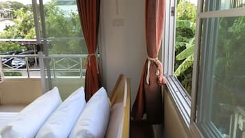 Kamar Double Basic | Meja kerja, setrika/meja setrika, dan Wi-Fi gratis