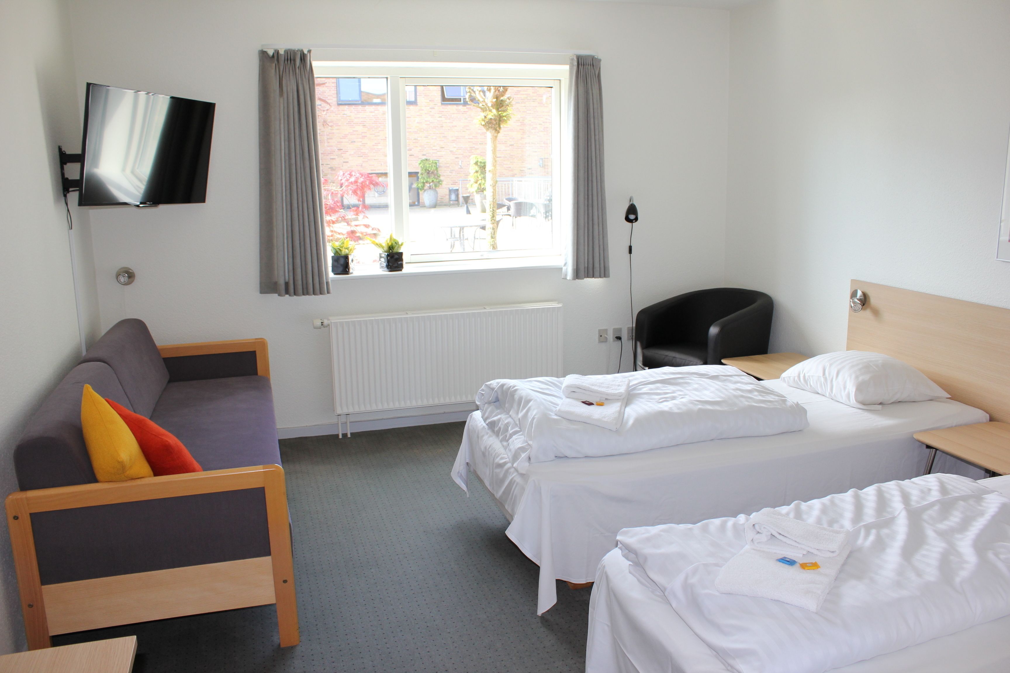 Standard-Dreibettzimmer, eigenes Bad | Schreibtisch, kostenloses WLAN, Bettwäsche