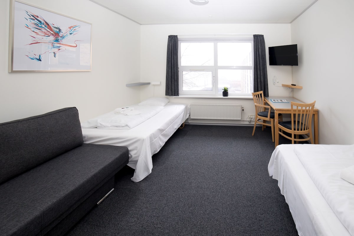 Een bureau, gratis wifi, beddengoed