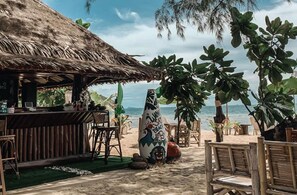 บริการอาหารเช้า อาหารกลางวัน อาหารเย็น, อาหารไทย