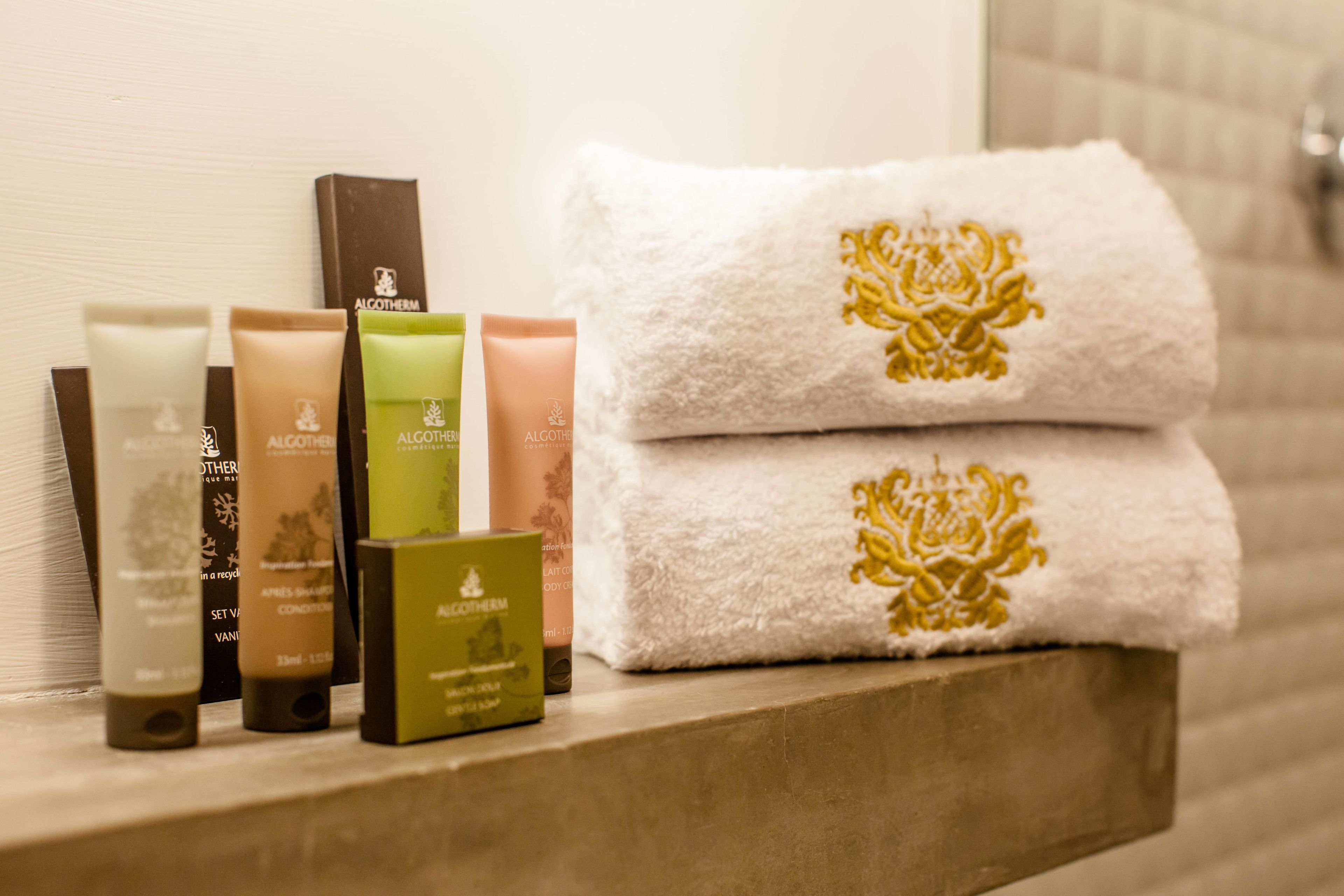 combined shower/bathtub, free toiletries, hair dryer, towels