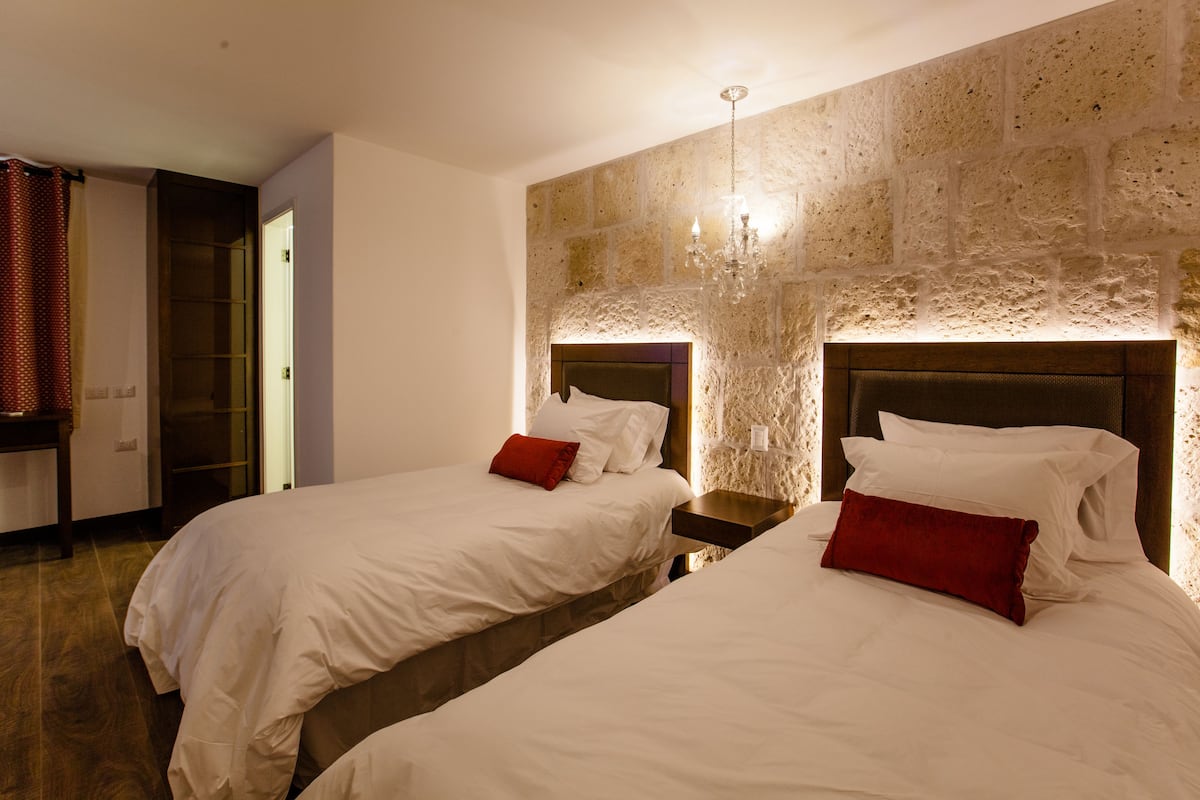 Chambre avec lits jumeaux | Coffres-forts dans les chambres, bureau, Wi-Fi gratuit, draps fournis