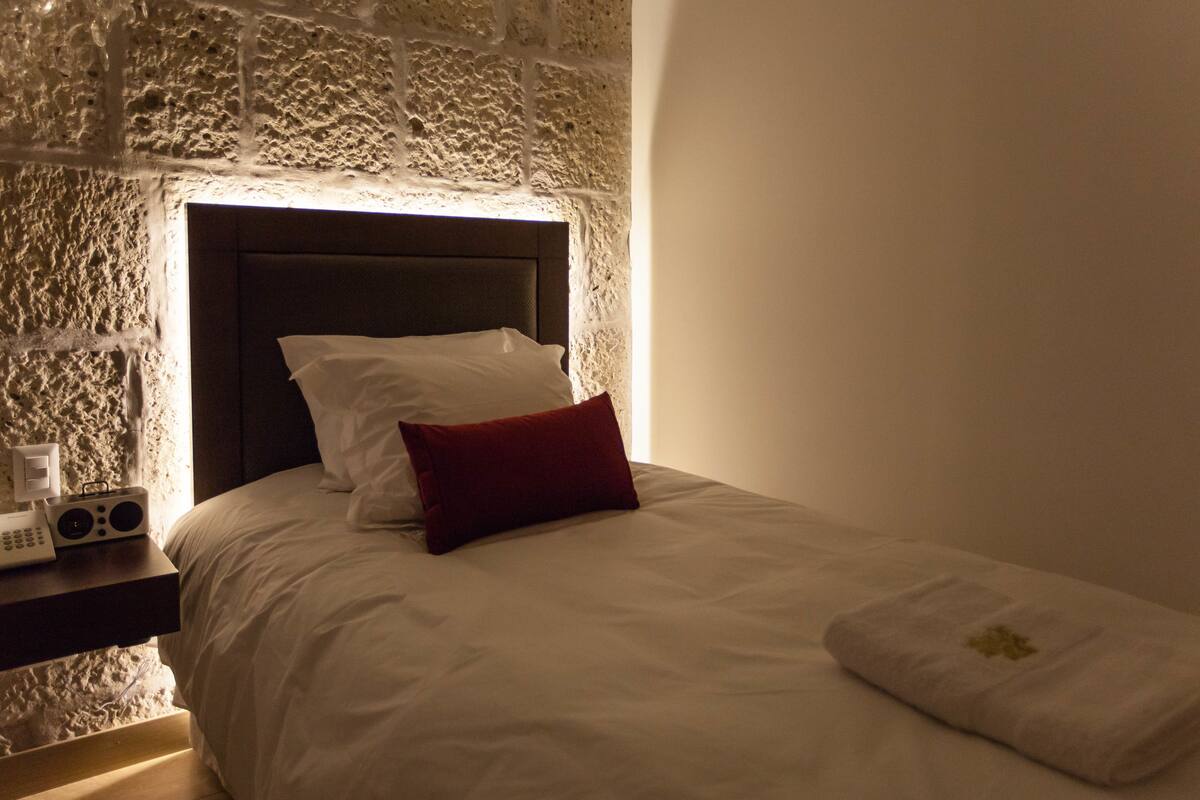Chambre Classique | Coffres-forts dans les chambres, bureau, Wi-Fi gratuit, draps fournis