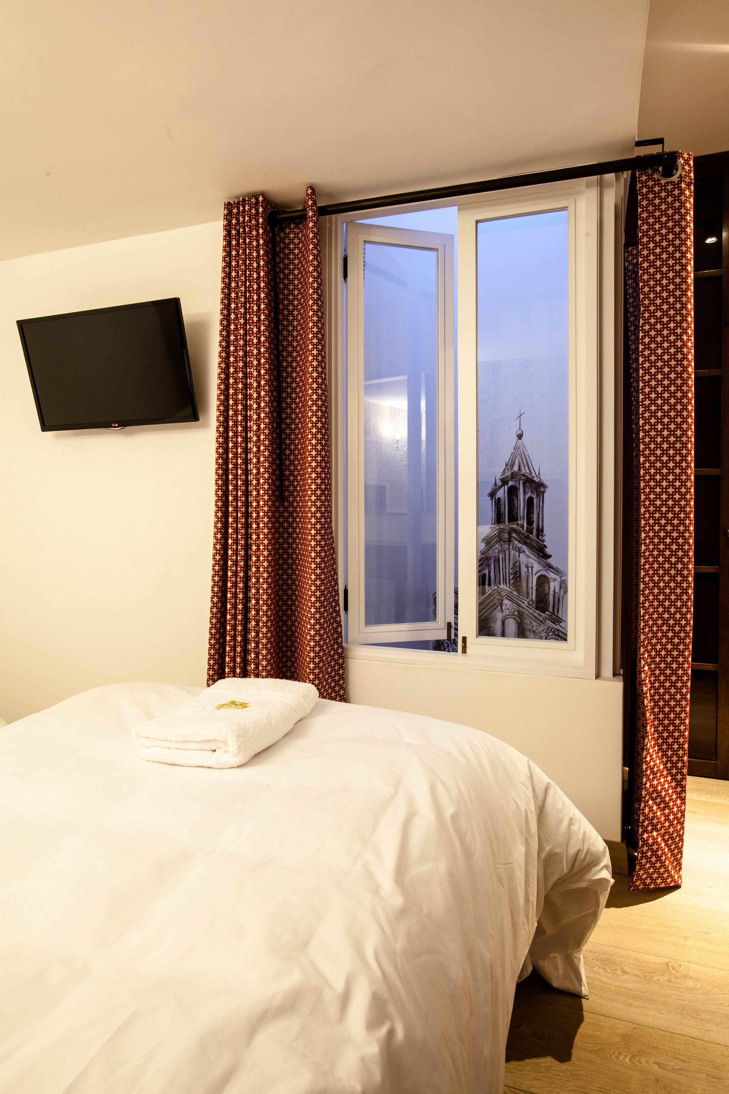 classic room | in-room safe, desk, free wifi, bed sheets