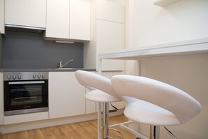 Deluxe Διαμέρισμα, Μπαλκόνι | Ιδιωτική κουζίνα | Ψυγείο  κανονικού μεγέθους, μαγειρικές εστίες, βραστήρας νερού